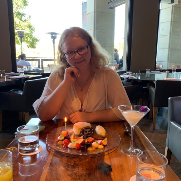 Meet your Posher, Hannah - Picture 3 of 4